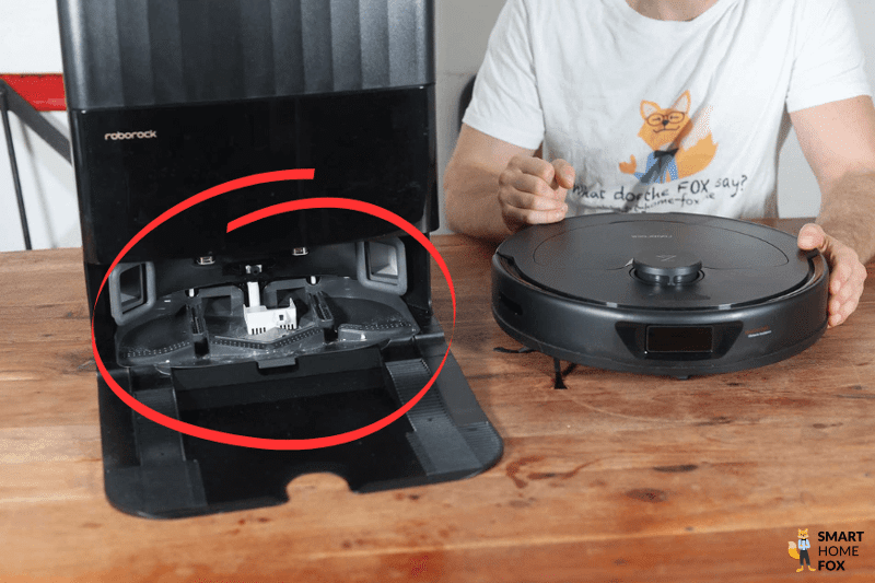 Die Noppenreinigungsplatte der Roborock Q Revo Station ist in der Nahaufnahme zu sehen.